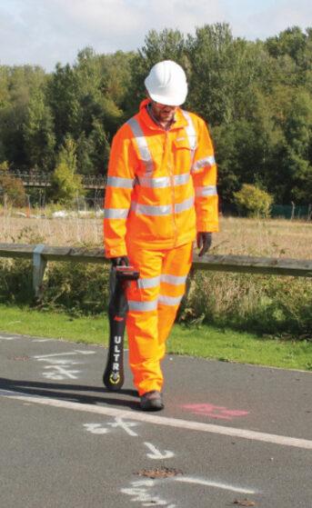 Détection réseaux : Un topographe fait de la détection de réseaux enterrés