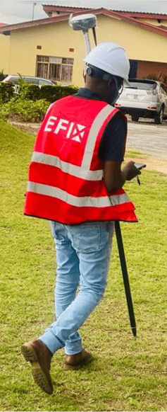 Géomètre avec son antenne GNSS EFIX F7 montée sur canne